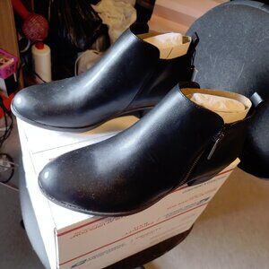 NWT Cute ladies Sonoma black leather heeled boots size 7.5